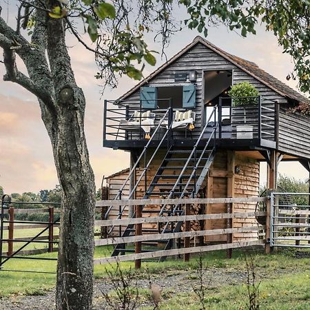 The Treehouse At Humblebee Hall Worcester Extérieur photo
