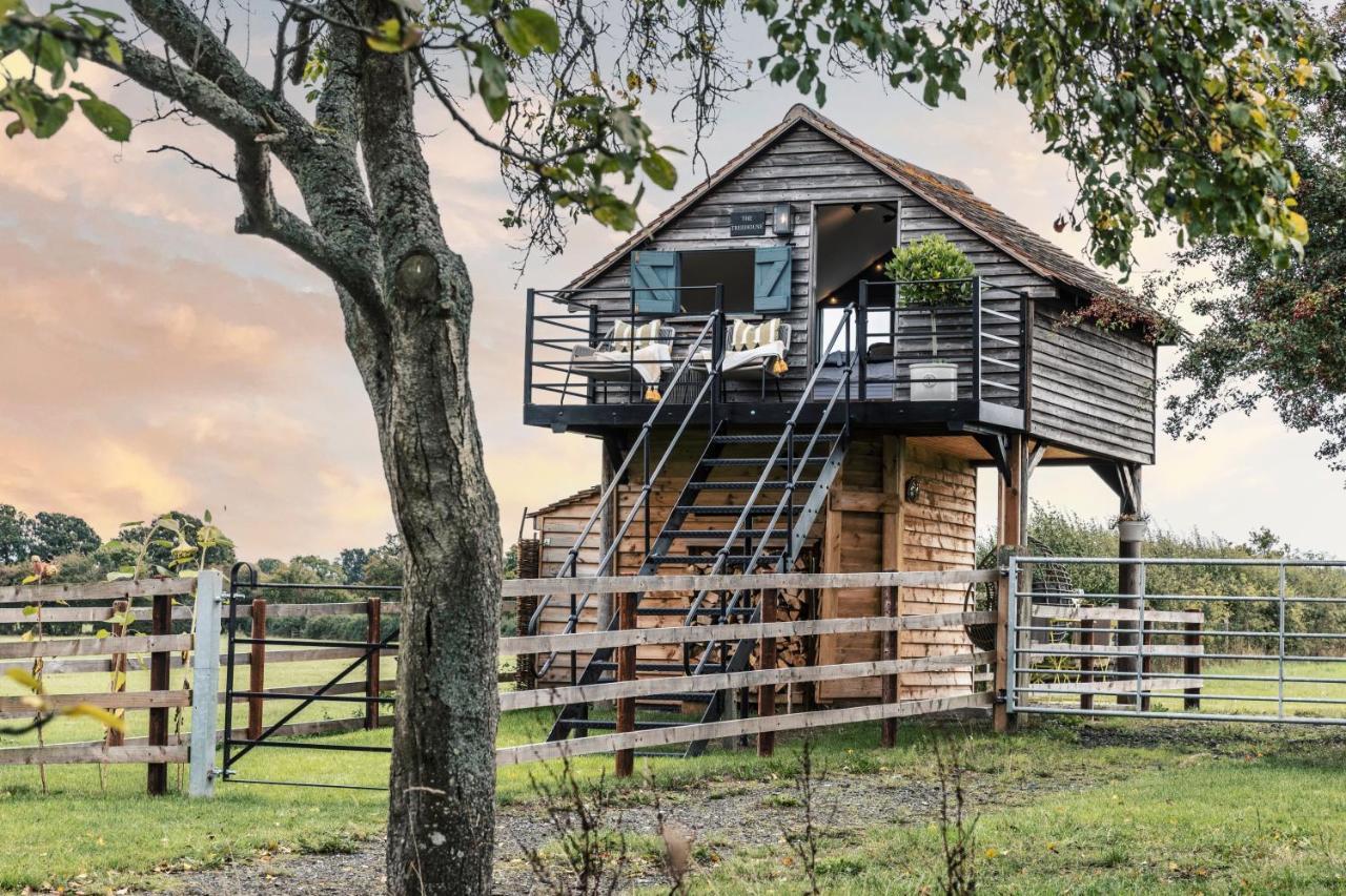 The Treehouse At Humblebee Hall Worcester Extérieur photo