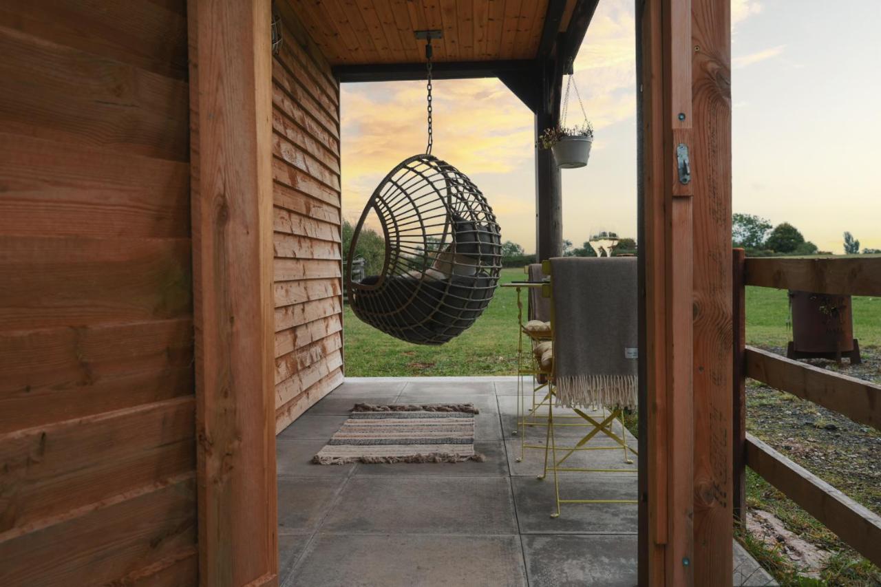 The Treehouse At Humblebee Hall Worcester Extérieur photo