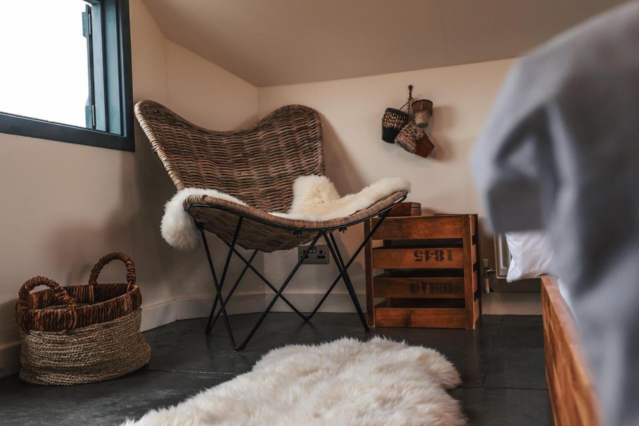 The Treehouse At Humblebee Hall Worcester Extérieur photo