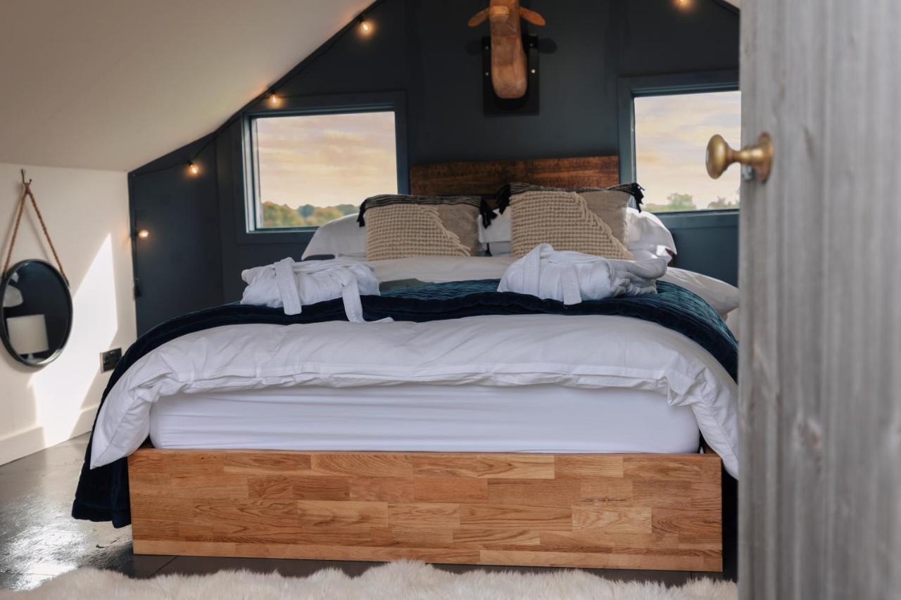 The Treehouse At Humblebee Hall Worcester Extérieur photo