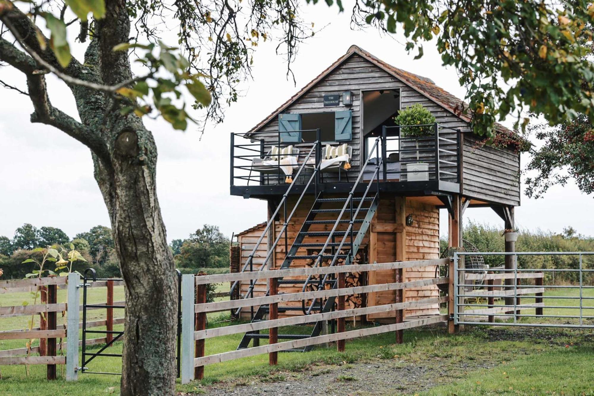 The Treehouse At Humblebee Hall Worcester Extérieur photo